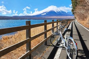 menikmati-sepeda-di-pemandangan-360-derajat-danau-yamanaka