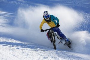 evend-sepeda-balap-sepeda-ekstrem-di-salju-yang-menantang