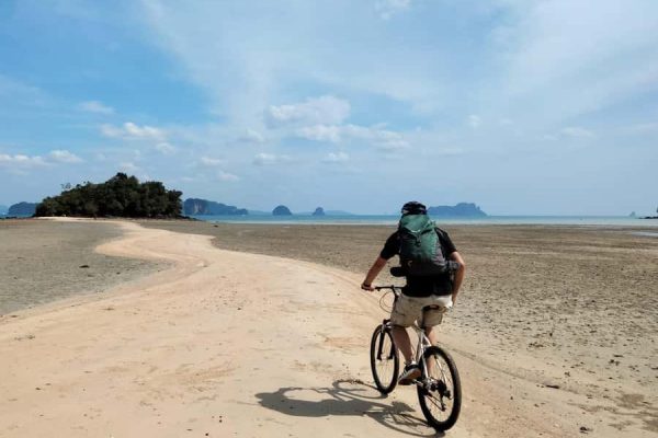 Menikmati Keindahan Phuket dengan Sepeda Bersepeda