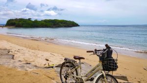 menikmati-sepeda-menyusuri-pantai-mediterania-yang-menawan