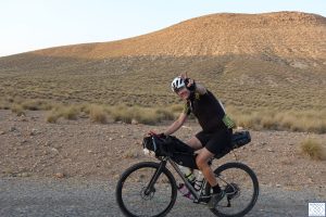 petualangan-sepeda-di-jalan-morocco-bike-adventure-road