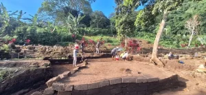 eksplorasi-sepeda-iksan-di-situs-candi-mireuksa-medio-fondo